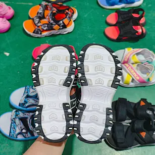 Zapatos sandalias de punta abierta para niños usados ​​